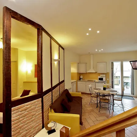 Aparthotel La Des Consuls - De Tourisme De Charme 4*