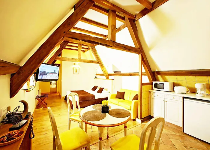 Aparthotel La Des Consuls - De Tourisme De Charme 4*