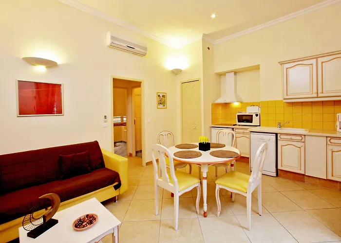 Aparthotel La Des Consuls - De Tourisme De Charme